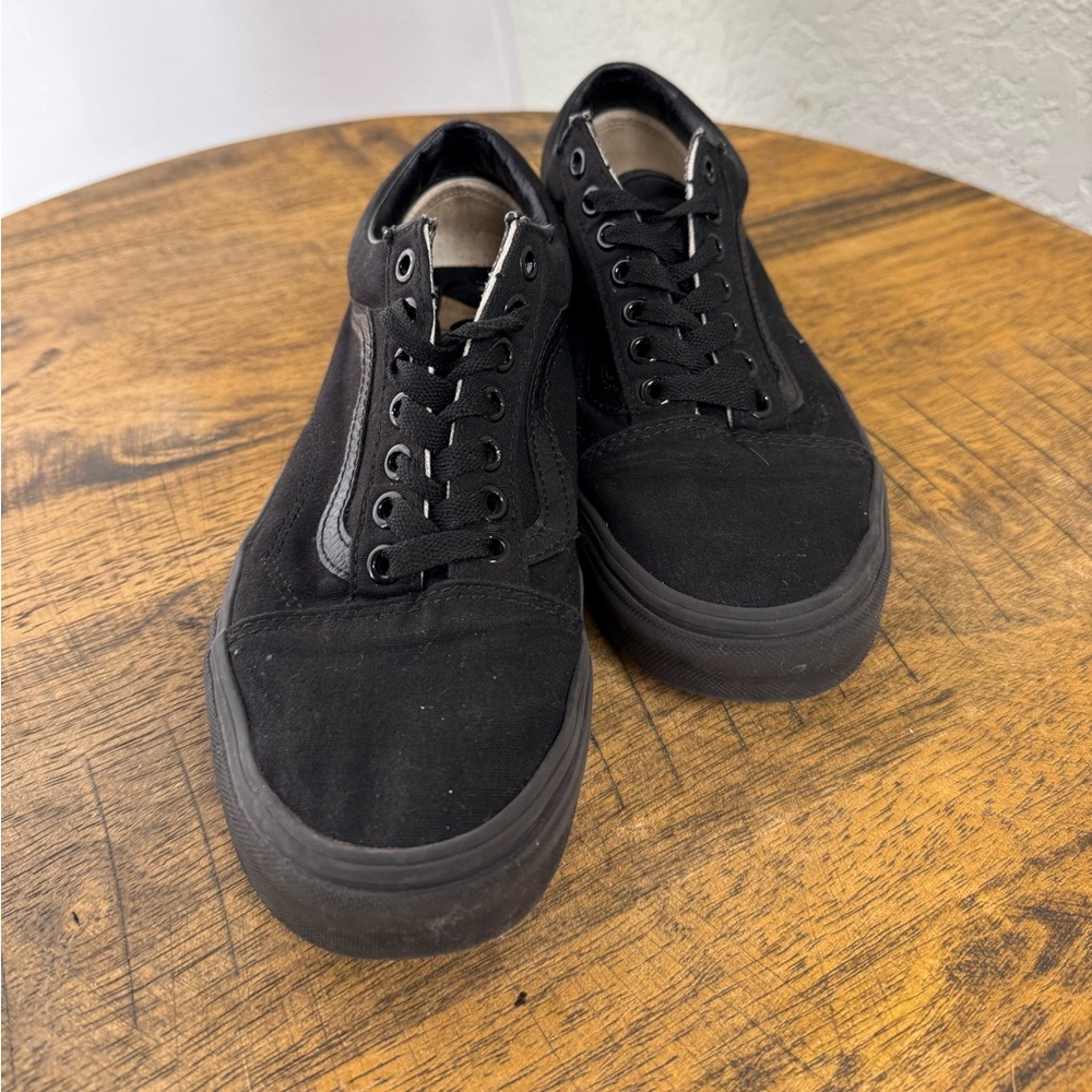 All Black Women’s 8, Men’s 6.5 Vans